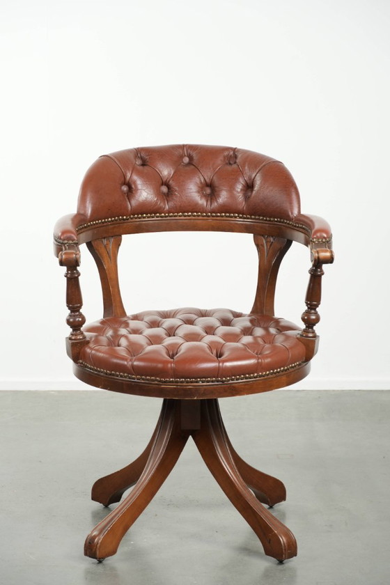 Image 1 of Rundleren draaibare Engelse stijl chesterfield bureaustoel in een mooie bruine kleur