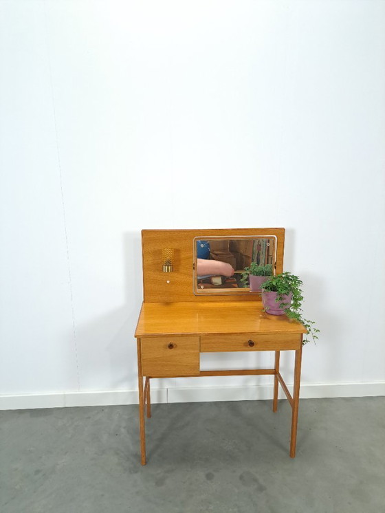 Image 1 of Tavolo da trucco con specchio e lampada dalla Svezia