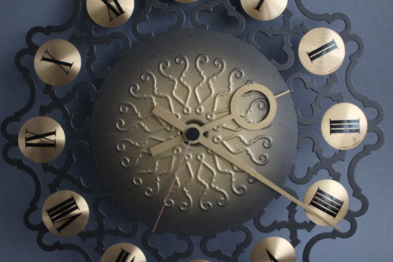 Image 1 of Reloj de pared de metal y latón con números romanos, de Junghans, de la década de 1960.