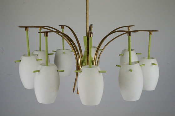 Image 1 of 9-armiger Messing-Kronleuchter aus der Jahrhundertmitte mit grünem Lack und Opalglas. Italien 1950er Jahre