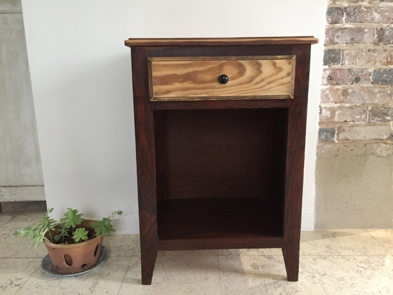 Image 1 of Nachtkastje met kompasvormige poten