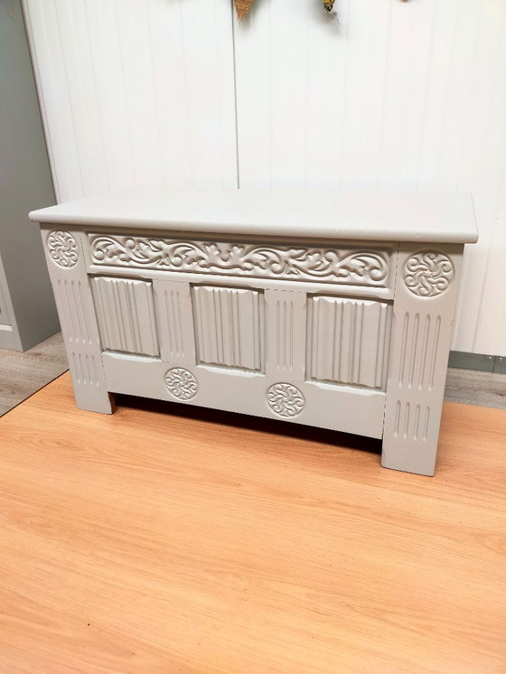 Image 1 of Coffre à couvertures vintage avec sculpture sur bois