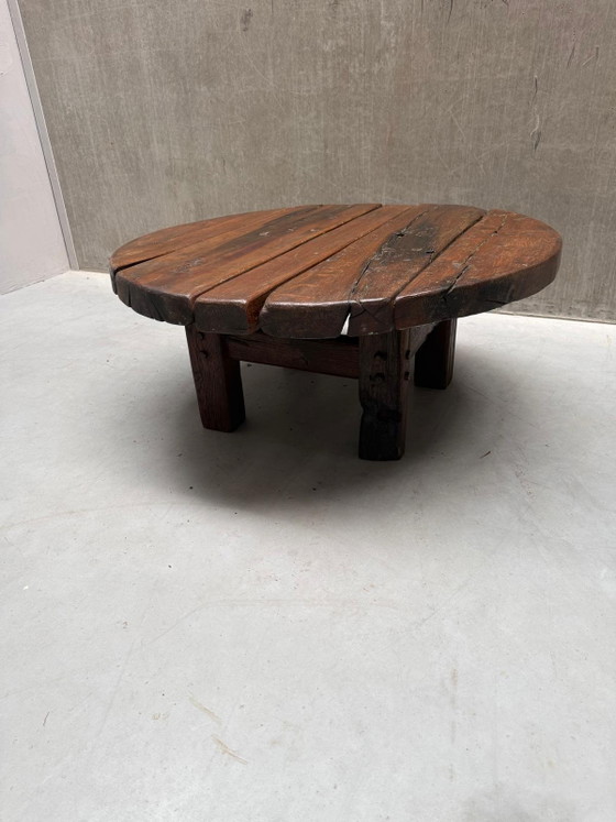 Brutalist Wabi-Sabi ronde eiken salontafel '60 – Wood (photo 3 of 14)