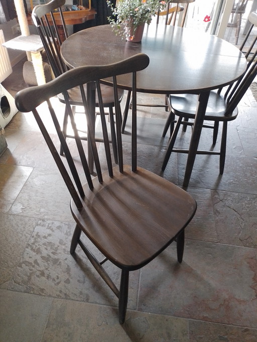 Eethoek, ronde/uitschuifbare tafel, spijltjesstoelen + 2 armleuningstioelen