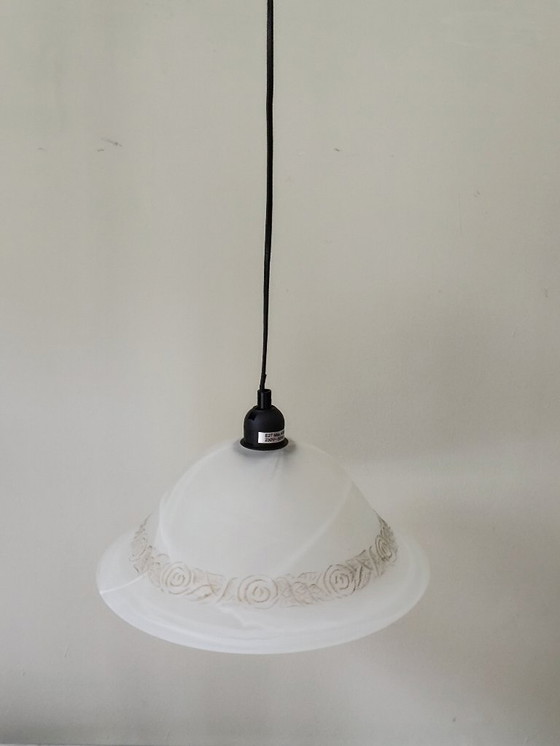 Image 1 of Paire de lustres en pâte de verre blanc et doré