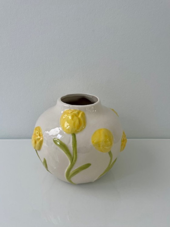 Image 1 of Handbemalte Vase mit Tulpenrelief