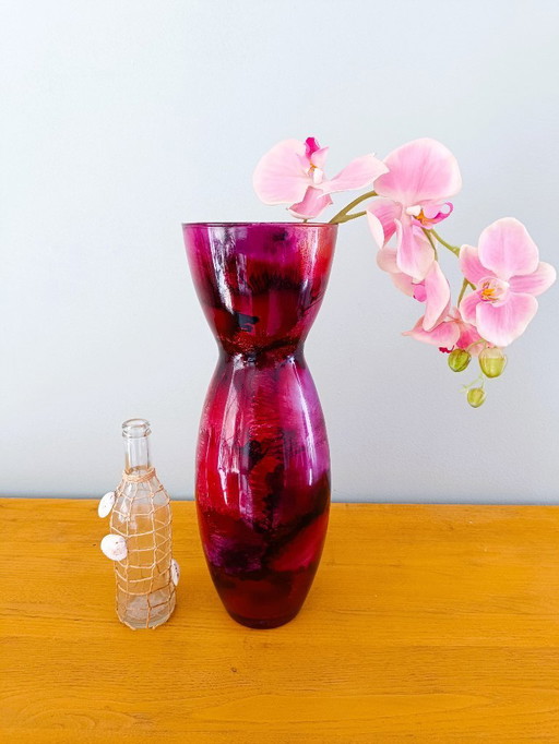 Vase aus purpurrotem Glas, von Hand kalt bemalt