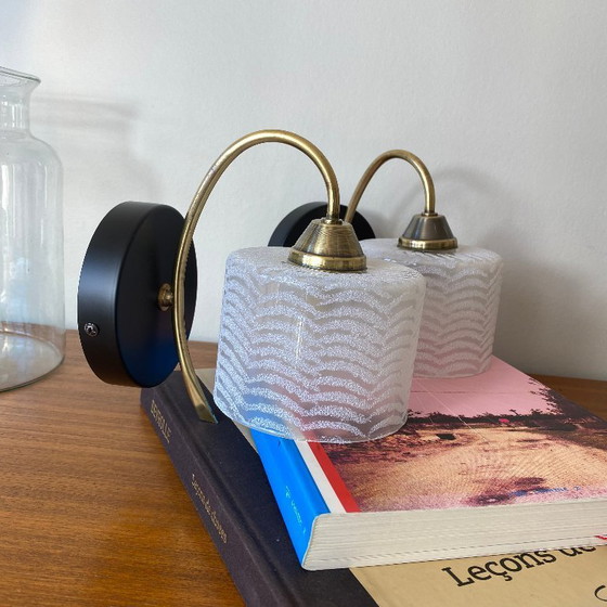 Image 1 of Coppia di applique da parete a collo d'oca in ottone con paralumi a tulipano in vetro bianco rigato