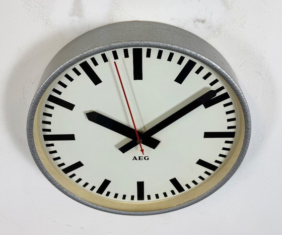 Image 1 of Grijze Duitse industriële elektrische stationswandklok van AEG, jaren 60