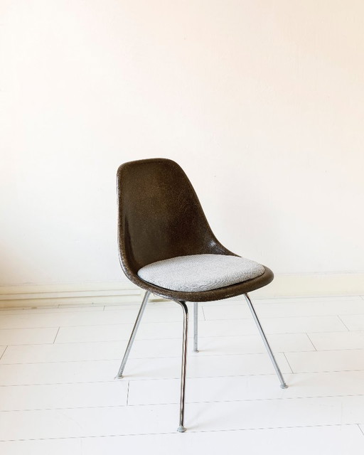 Carcasa de fibra de vidrio Eames con base en H