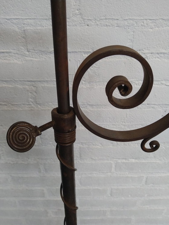 Image 1 of Lampadaire en fer forgé des années 1930 avec abat-jour en cuivre