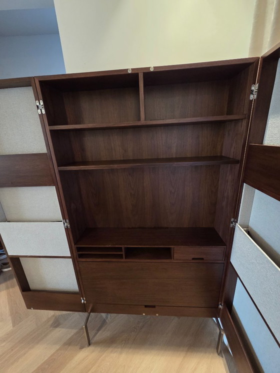 Image 1 of Bureau avec placage en noyer et tissu texturé