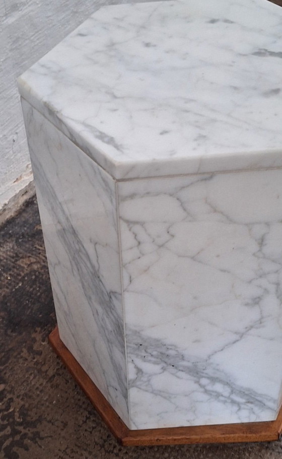 Image 1 of Tavolino laterale con piedistallo monolitico esagonale in marmo di Carrara italiano