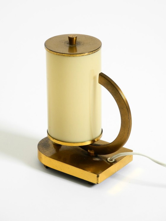 Image 1 of Lampe de table en laiton des années 1940, rare et magnifique, avec abat-jour en verre opale.