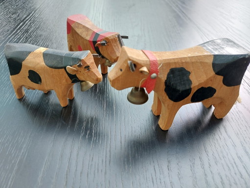 Vaches sculptées à la main par Trauffer Wood, lot de 3, années 70 – decoratieve objecten, Leather, Metal
