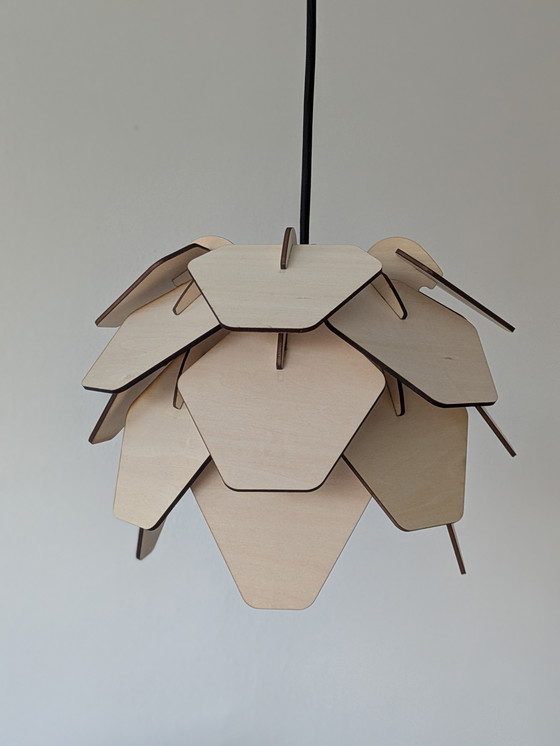 Image 1 of Lampada a sospensione di design in legno a forma di pigna