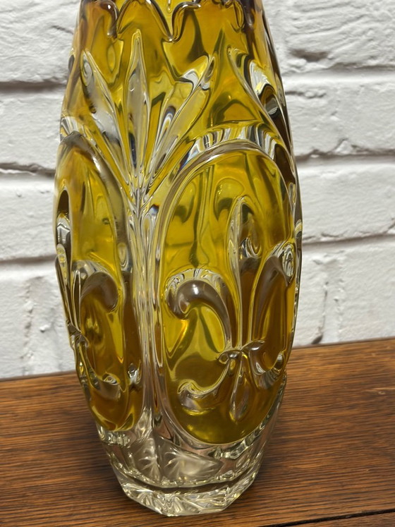 Image 1 of Vintage Handgeslepen Kristallen Vaas – Goudgeel/Amber – Fleur-de-lis