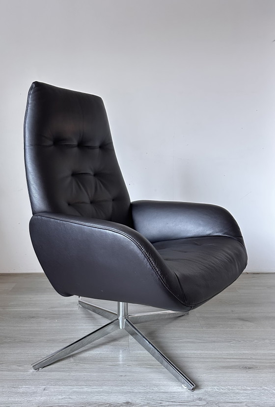 Image 1 of Sillón de diseño Montel con otomana.