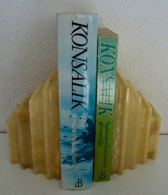 Image 1 of Buchstützen im Art-Deco-Stil, aus Marmor, in Form einer Bücherreihe.