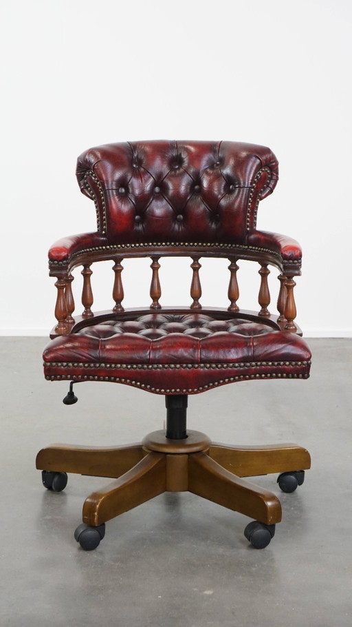 Sedia da ufficio Chesterfield girevole classica in pelle di mucca rossa con ruote
