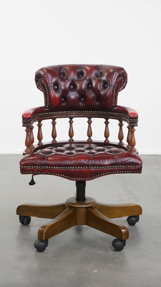 Image 1 of Sedia da ufficio Chesterfield girevole classica in pelle di mucca rossa con ruote