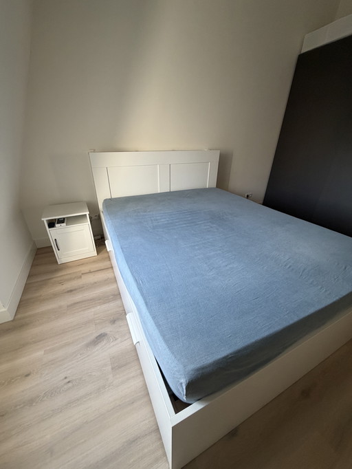 Lit double avec 4 grands tiroirs et table de chevet