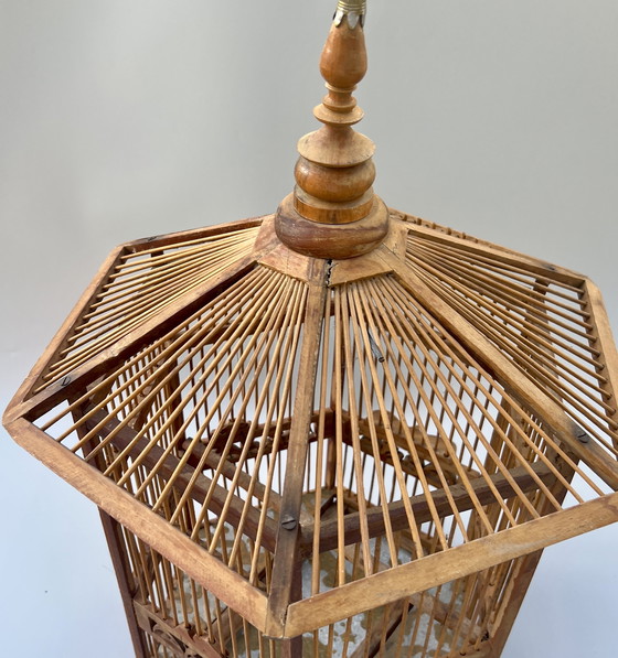 Image 1 of Dekorativer handgefertigter Vogelkäfig mit Holzvogel – Asien, ca. 1950er–1960er Jahre