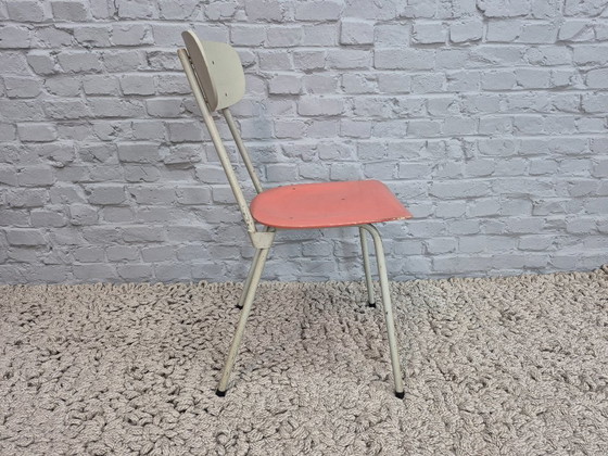 Image 1 of Sillas industriales de madera en tonos salmón-melocotón y gris suave, juego de dos – Países Bajos, década de 1950