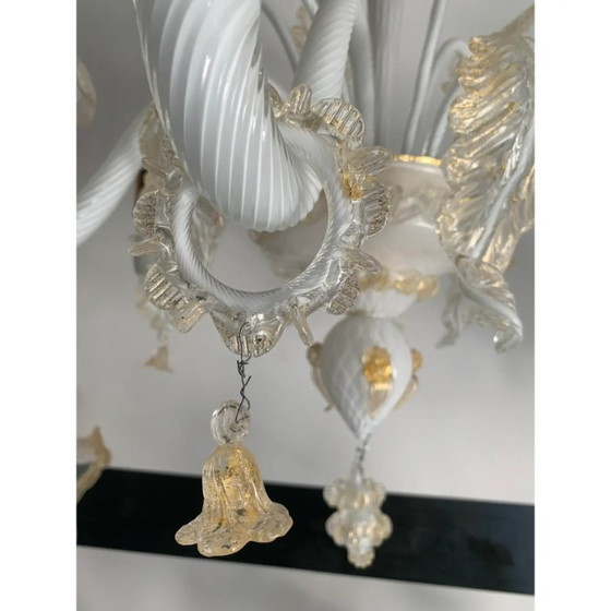 Image 1 of Murano-Glas-Kronleuchter in Milchglas und Gold mit Blumen und Blättern
