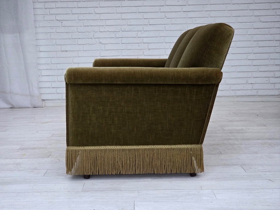 Image 1 of Deense 3-zitsbank uit de jaren 70, groen meubelvelours, poten van teakhout.