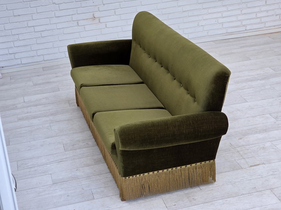 Image 1 of Sofá danés de tres plazas, años 70, terciopelo verde, patas de madera de fresno.