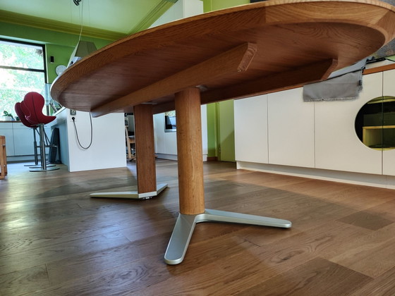 Elegante mesa de comedor ovalada de roble – Team7, Mesas de comedor, Metal, Madera (photo 3 of 6)