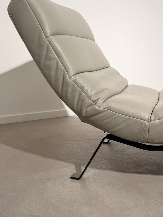 Chaise longue moderna de cuero (photo 5 of 7)