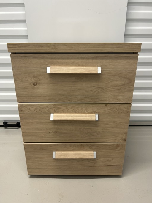 Elba Nachtkast 3 Laden Rustiek Eiken – Beter Bed, nachtkastjes, Mdf, Metal