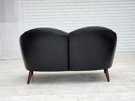 Skandinavisches Sofa aus den 1960er Jahren, bezogen mit schwarzem Möbelleder. – 2 Sitzer Sofas, Wood (photo 9 of 18)