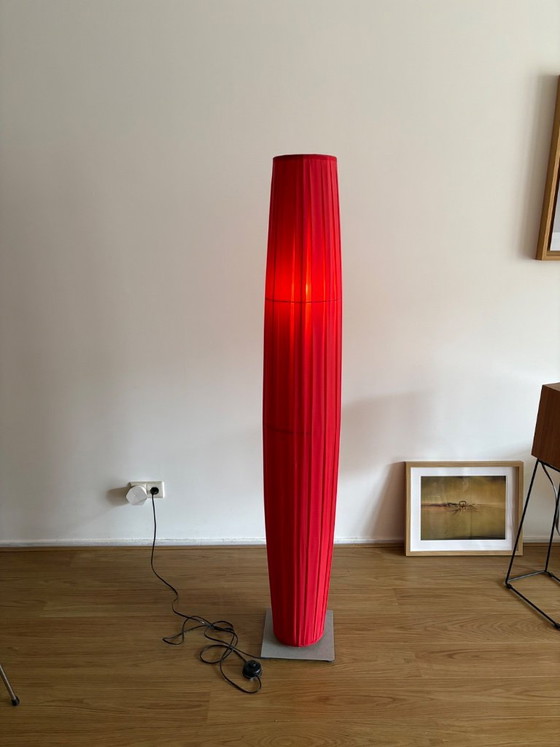 Image 1 of Lampada da terra bohémien a forma di bozzolo, rossa plissettata