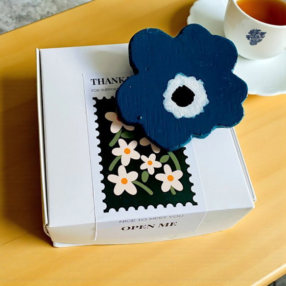 Image 1 of Spilla a mano in legno stile fiore Marimekko