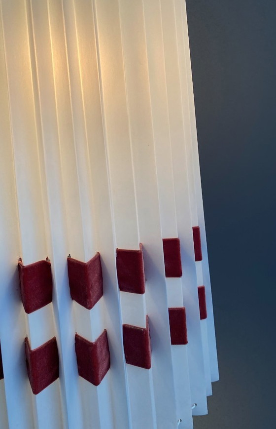 Image 1 of Lampada da terra bianca anni '60, luce nella base e nel paralume, etichetta originale ancora attaccata