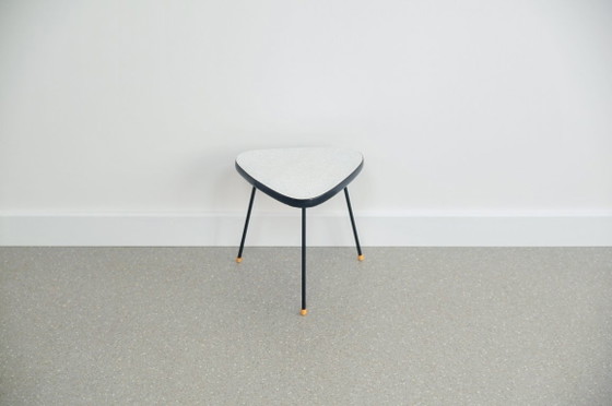 Vintage triangular plant table, Side tables, Metal, White, Mid Century Modern (photo 3 of 5)