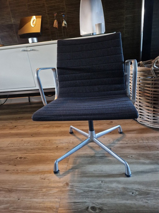 4 x Vitra EA 108 vergaderstoelen