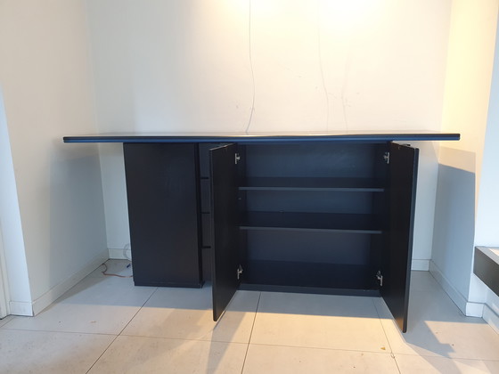 Image 1 of Uniek ontwerp zwarte Pastoe dressoirkast, met blauw accent