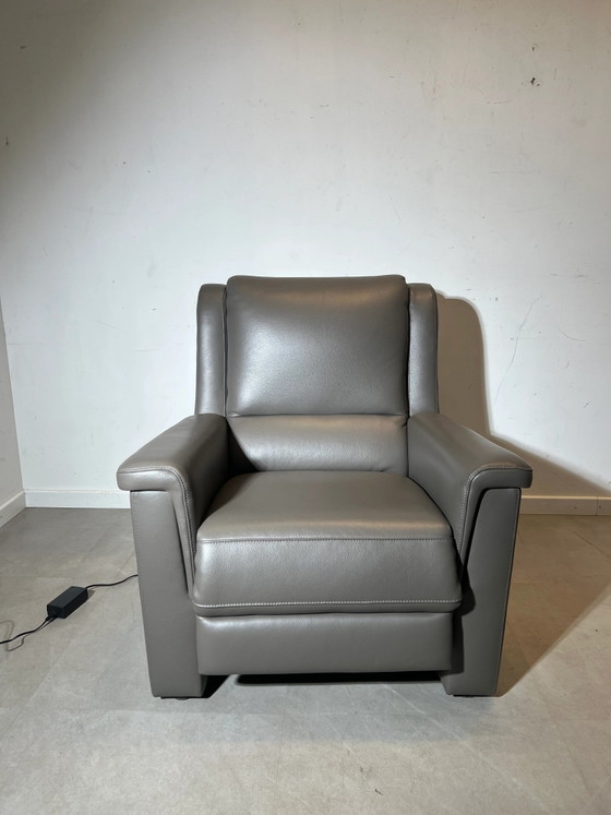 Conjunto de sofá moderno de piel con sillón reclinable. – Zona de estar (photo 4 of 5)