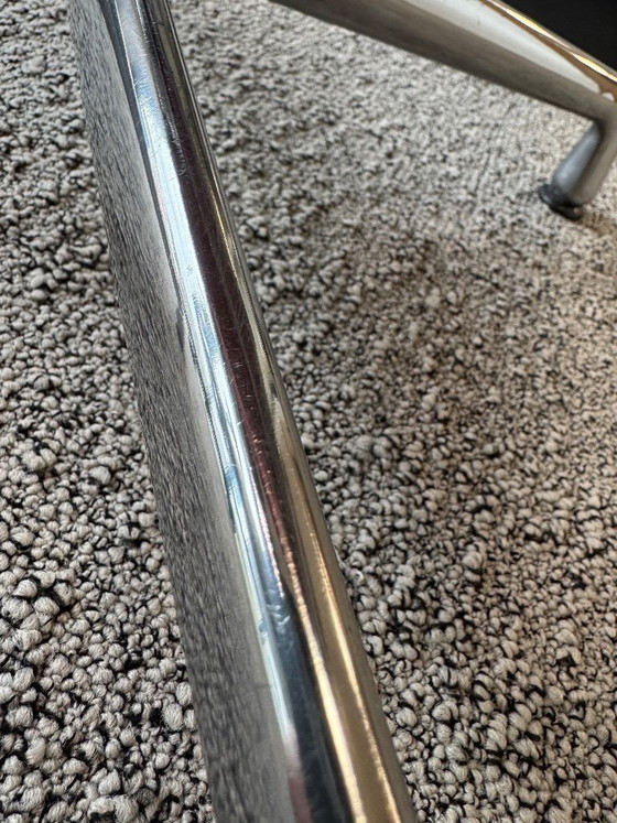 Image 1 of Chaise Vitra EA107 Eames en aluminium Hopsak rouge reconditionnée (25 exemplaires disponibles)