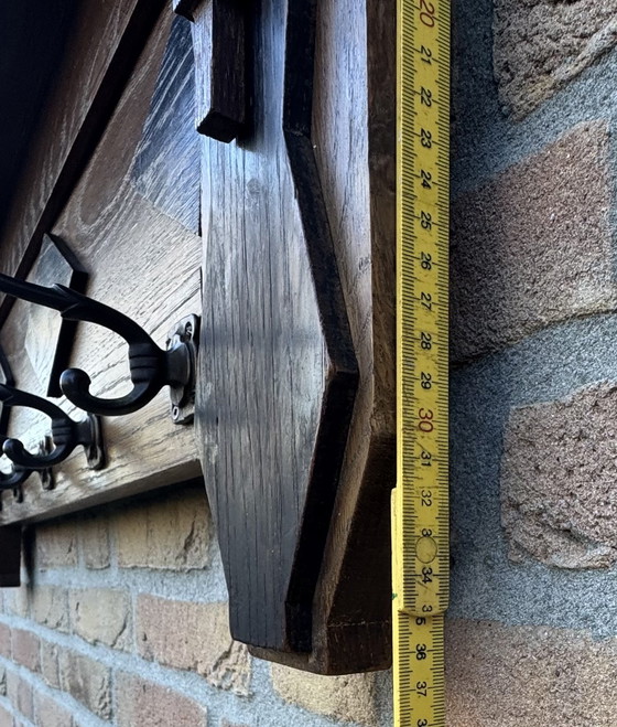 Image 1 of Porte-manteau de l'école d'Amsterdam | vers 1920 | Chêne massif | Une pièce qui attire tous les regards