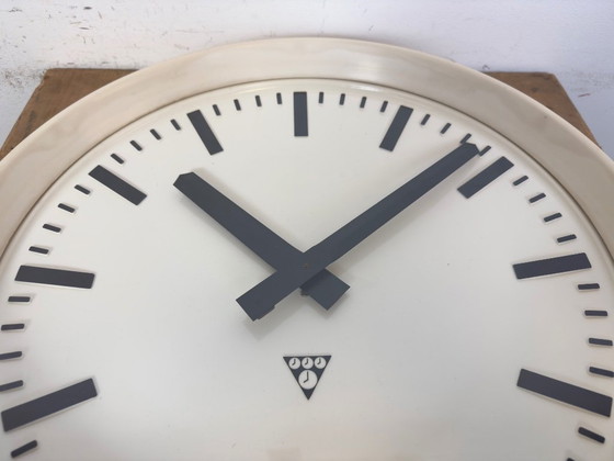 Image 1 of Grande orologio da parete industriale in bachelite di Pragotron, anni '60