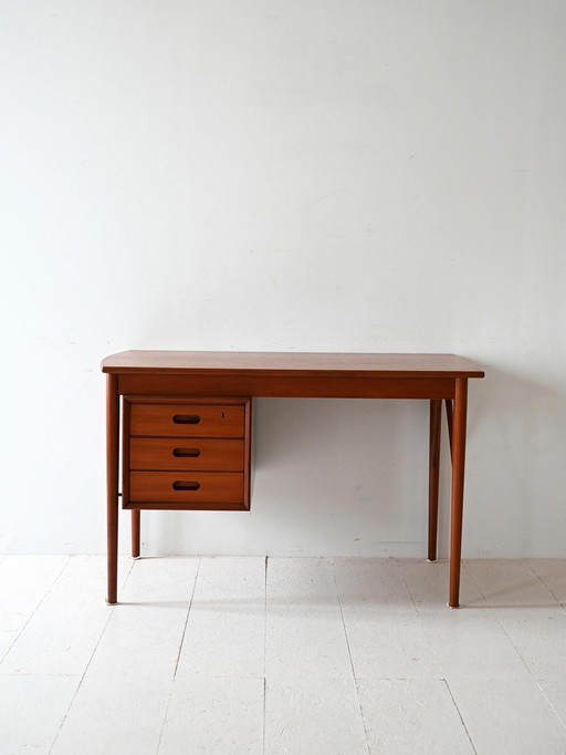 Bureau scandinave en teck avec trois tiroirs, années 1950/60