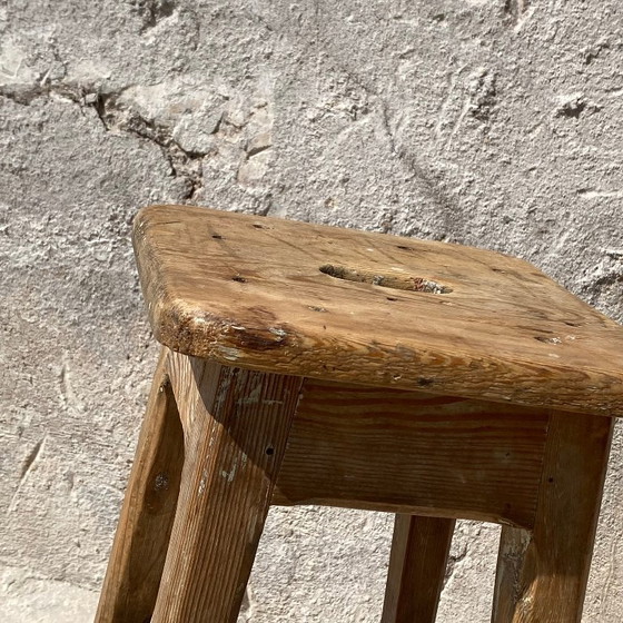 Par de taburetes de taller antiguos de madera patinada. – Wood (photo 7 of 9)