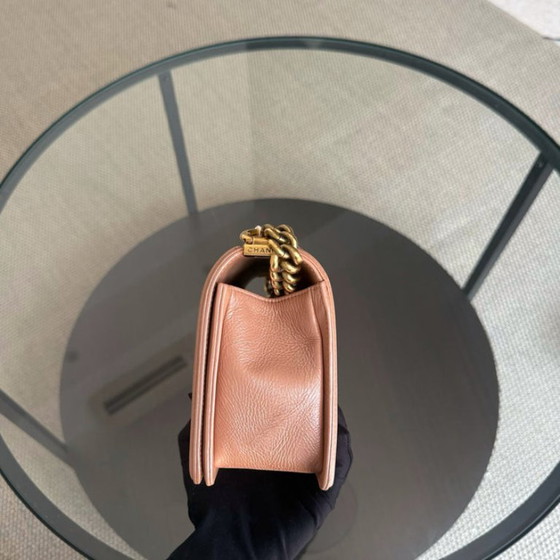 Image 1 of Chanel Boy Medium - 25 cm, cuir de veau matelassé, finitions dorées, collection 20