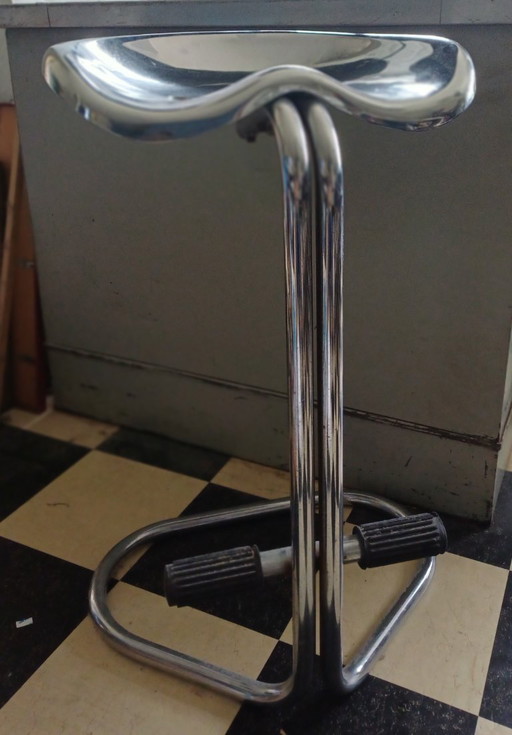 Sgabello vintage cromato a forma di trattore di Rodney Kinsman