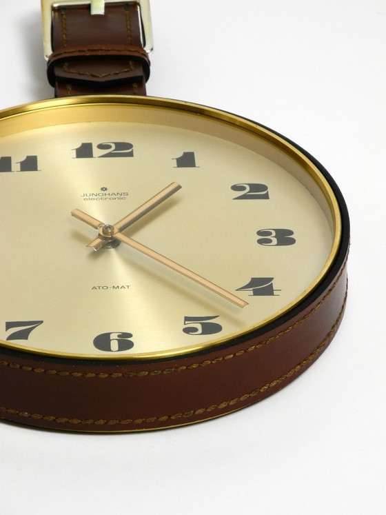 Image 1 of Orologio da parete Junghans originale degli anni '60 in ottone con cinturino in vera pelle.